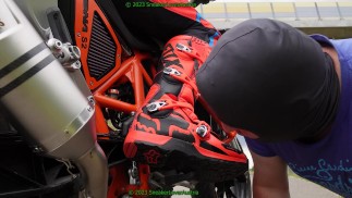 slave clean my fox boots, nike jordan 4, kick nuts