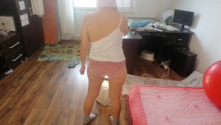 Moglie sexy si diverte a provare vestiti e a tagliarli di dosso. Mora balla nuda per casa.