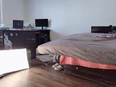 Une femme sexy s'amuse à essayer des vêtements et à les couper. Une brune danse nue dans la maison.