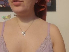 Modelo de plataforma ao vivo se arrumando e desabafando com os amigos. Ensinando etiqueta.