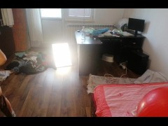 Une brune danse nue dans la maison.