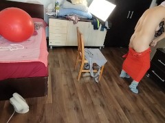 Brünette tanzt nackt durchs Haus.