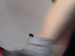 Esposa sexy se diverte experimentando roupas e cortando-as. Morena dança nua pela casa.