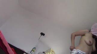 Esposa sexy se diverte experimentando roupas e cortando-as. Morena dança nua pela casa.