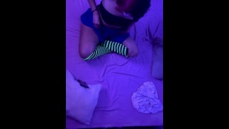 chica gotica se graba para su compañero de cuarto