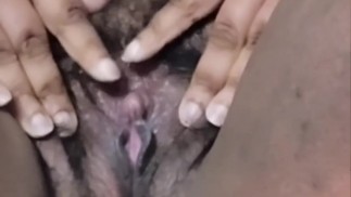 Black bimbo exhibant une chatte poilue rose