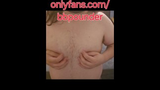 Сексуальный словесный медведь раздевается и капает маслом