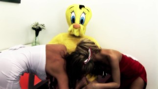 Paige Ashley и Stacey Saran получают Kinky в костюмированной ролевой сцене - Титопия