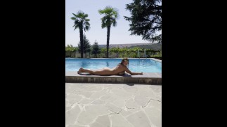 Naked timide fille Anna Posh taquinant au bord ☀️💦 de la piscine
