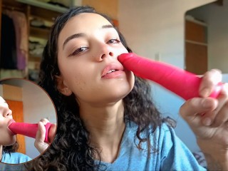 Sexy Latina Mamando un Dildo Lo Disfruta Como Si Fuese Real