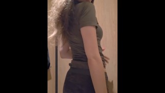 Ein charmantes Mädchen liebt es, Sie in einer öffentlichen Toilette zu necken