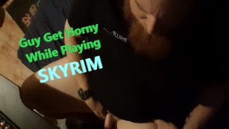 Сексуальный рыжий ботаник возбуждается во время игры в SKYRIM и начинает мастурбировать во время прямой трансляции.