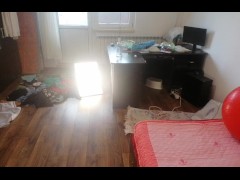 Moglie amatoriale si diverte a provare vestiti e a tagliarli. Moglie amatoriale balla nuda per casa.