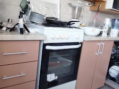 Une maman sexy prépare le petit-déjeuner, chatte poilue, gros seins.