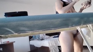 Moglie amatoriale fa le faccende domestiche nuda.