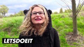 Geile Blonde Izzy Mendosa reitet einen großen Schwanz auf dem Rücksitz - LETSDOEIT
