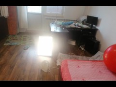 Amateur-Ehefrau hat Spaß daran, Kleider anzuprobieren und abzuschneiden. Amateur-Ehefrau tanzt nackt
