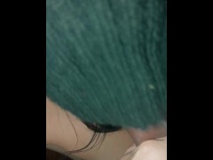 Encuentro a mi hermanastra viendo porno estaba tan cachonda que me termina sacando toda la leche