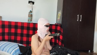 Amateur-Ehefrau hat Spaß daran, Kleider anzuprobieren und abzuschneiden. Amateur-Ehefrau tanzt nackt