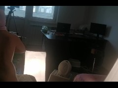 Amateur-Ehefrau hat Spaß daran, Kleider anzuprobieren und abzuschneiden. Amateur-Ehefrau tanzt nackt