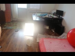 Une femme amateur s'amuse à essayer des vêtements et à les couper. Une femme amateur danse nue dans