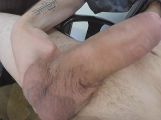 JOVEN TONNY ESTÁ MUY CALIENTE SACA SU POLLA GIGANTE Y EYACULA GRANDES CANTIDADES! VIDEO NUEVO!