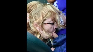 Hot Blondine wird dabei erwischt, wie sie meinen Schwanz lutscht auf Olive Gartenparkplatz