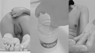 The Delicious Coconut • Une jolie jeune femme utilise son huile de coco comme lubrifiant.