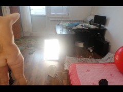 Amateur-Ehefrau hat Spaß beim Anprobieren von Kleidung, die sie zerschneidet.