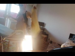 Moglie amatoriale che fa i lavori domestici nuda. Milf con la figa pelosa e un gran culo.