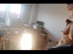 Femme amateur faisant le ménage nue. Latine à la chatte poilue et au gros cul.