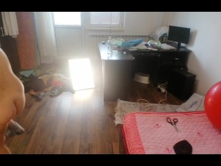 Femme Amateur S'amusant à Essayer Des Vêtements Qu'elle a Coupés.