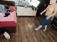 Moglie amatoriale che si diverte a provare vestiti che poi taglia.