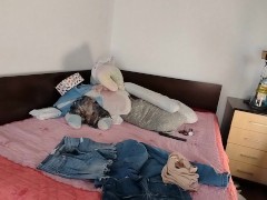 Moglie amatoriale si diverte a provare i vestiti che taglia.