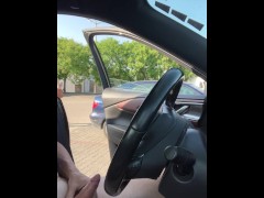 Intento de exhibicionismo en un estacionamiento: riesgo real 2.