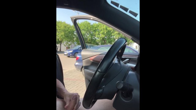 Intento de exhibicionismo en un estacionamiento: riesgo real 2.