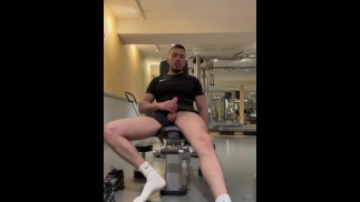 Public risqué clignotant bite et branler dans la salle de gym