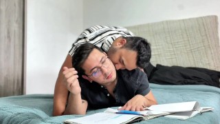 Chicos tienen sexo a escondidas cuando nadie los ve en su habitación mientras hacen tarea