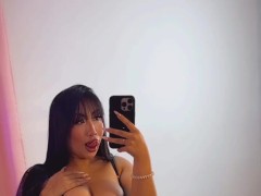 Latina se folla con juguetes mientras mira porno