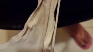 Нюхай мои грязные стринги, пока я писаю, папочка - я твоя вонючая сучка