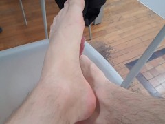 usare il dildo non per masturbarsi ma per scoparlo con i piedi