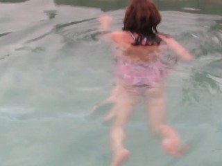 Beautiful мачеха на пляже ублажает меня и мастурбирует для меня