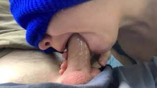 Joven enmascarada traga semen en un estacionamiento público - Aria Fleur