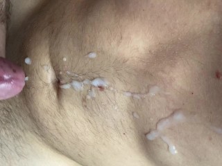 Массивный кончает сильным оргазмом