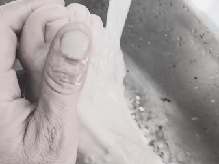 Грязные садовые ноги моются в раковине на открытом воздухе - тизер с голыми мужскими подошвами