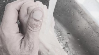 Грязные садовые ноги моются в раковине на открытом воздухе - тизер с голыми мужскими подошвами