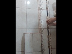 Hacía demasiado calor y terminé viniendome