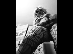 This striptease goes out to all hot, British guys out there ❤️🇬🇧🔥    Sid & Nancy cosplay 🖤