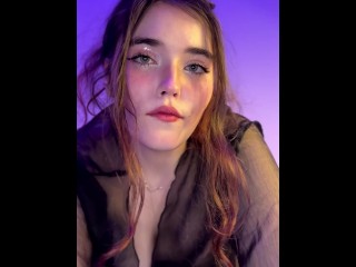 Напишите мне на мои бесплатные OnlyFans, и я покажу вам, как я сосу член!