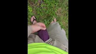 Aaron Skeetman писает на траву в шлепанцах